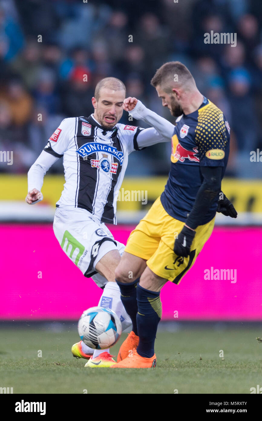 Fabian Koch von Sturm Graz und Valon Berisha von Red Bull Salzburg während der Österreich "Bundesliga" Match zwischen Sturm Graz 2-4 Red Bull Salzburg in der UPC-Arena am 25. Februar 2018 in Graz, Österreich. Credit: Maurizio Borsari/LBA/Alamy leben Nachrichten Stockfoto