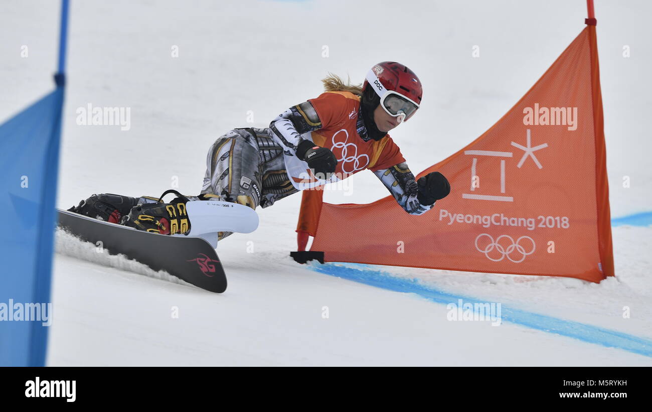 Snowboarder und Skifahrer Ester Ledecka, 22, eine doppelte Goldmedaillenträger, in Aktion im Qualifying im parallel Riesenslalom in Snowboard bei den Olympischen Spielen. PyeongChang, Südkorea, 24. Februar 2018. (CTK Photo/Michal Kamaryt) Stockfoto