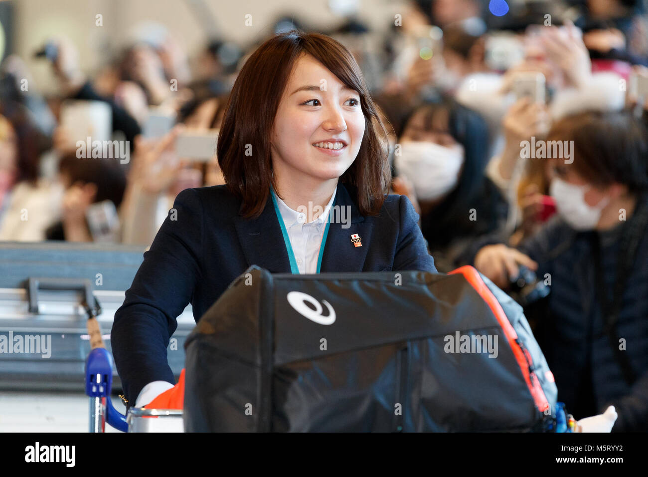 Chiba, Japan. 26 Feb, 2018. Japans Lockenstab Satsuki Fujisawa Wer gewann die Bronzemedaille bei den Olympischen Spielen 2018 PyeongChang kommt im Internationalen Flughafen Narita am 26. Februar 2018, Chiba, Japan. Hunderte von Fans warteten auf dem Flughafen in der Nähe der zurückkommenden Athleten von PyeongChang zu erhalten. Japan gewann 13 Medaillen, war das Land, das größte jemals wieder für die Winterspiele. Credit: Rodrigo Reyes Marin/LBA/Alamy leben Nachrichten Stockfoto