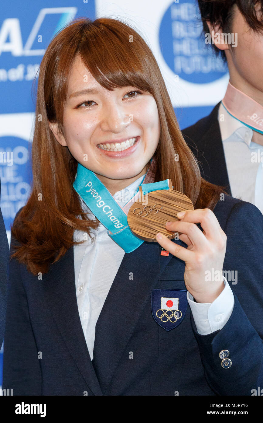 Chiba, Japan. 26 Feb, 2018. Japans Lockenstab Yumi Suzuki, die Bronzemedaille bei den Olympischen Spielen 2018 PyeongChang gewann posiert für die Kameras nach ihrer Ankunft am Internationalen Flughafen Narita am 26. Februar 2018, Chiba, Japan. Hunderte von Fans warteten auf dem Flughafen in der Nähe der zurückkommenden Athleten von PyeongChang zu erhalten. Japan gewann 13 Medaillen, war das Land, das größte jemals wieder für die Winterspiele. Credit: Rodrigo Reyes Marin/LBA/Alamy leben Nachrichten Stockfoto