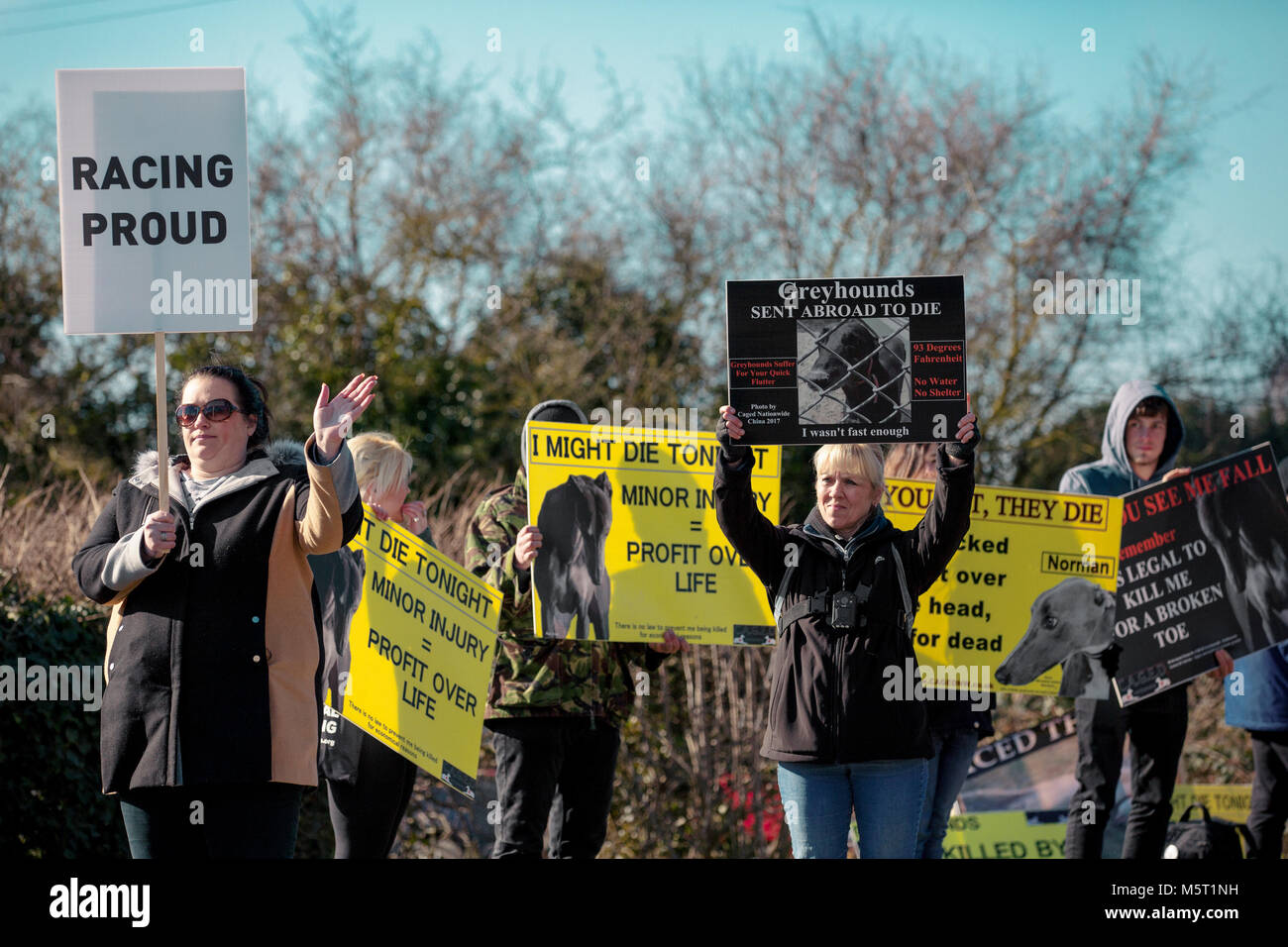 Anti-Greyhound racing Demonstranten und pro-Racing - Demo, Henlow Greyhound Stadium, Betten. Stockfoto