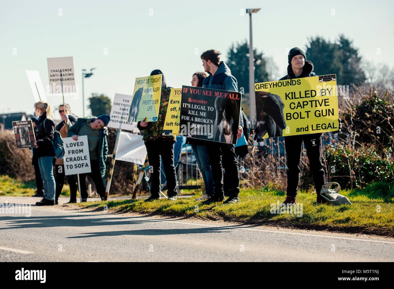 Anti-Greyhound racing Demonstranten und pro-Racing - Demo, Henlow Greyhound Stadium, Betten. Stockfoto