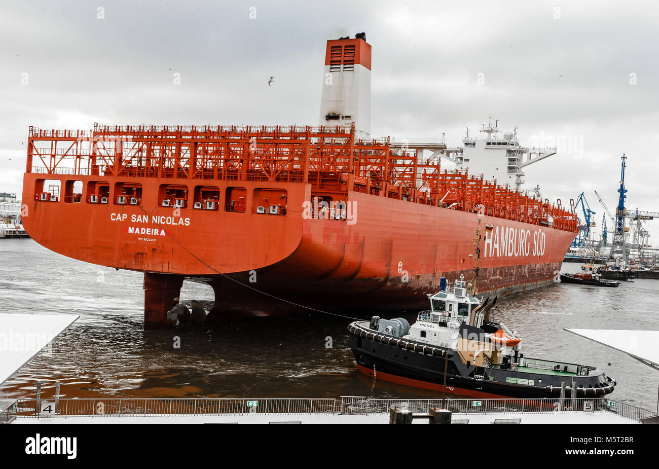 26. Februar 2018, Deutschland, Hamburg: Das Containerschiff "Cap San Nicolas" der Reederei Hamburg Süd Docks gegenüber den Landungsbrücken auf der Werft von Blohm und Voss. Foto: Markus Scholz/dpa Stockfoto