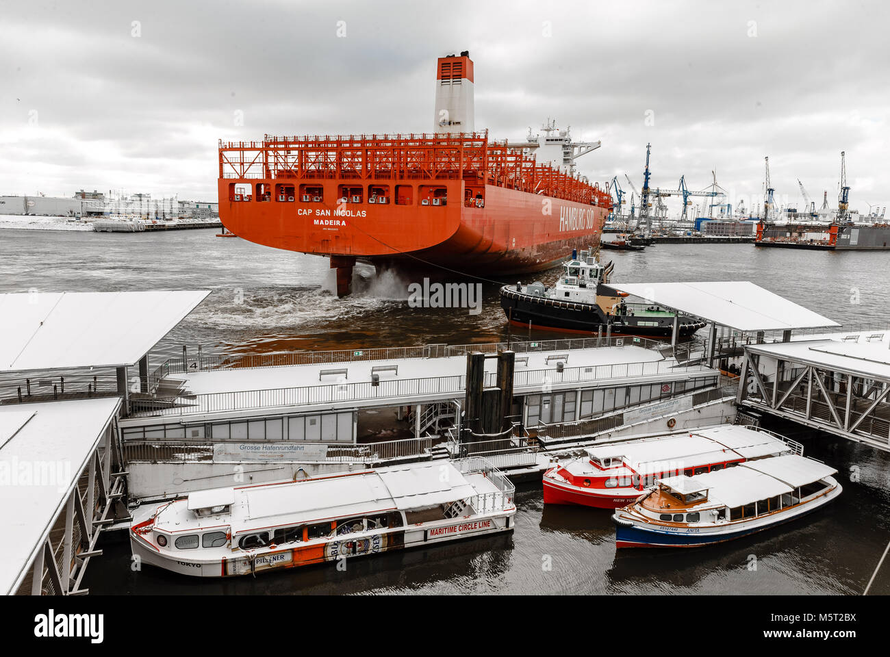 26. Februar 2018, Deutschland, Hamburg: Das Containerschiff "Cap San Nicolas" der Reederei Hamburg Süd Docks gegenüber den Landungsbrücken auf der Werft von Blohm und Voss. Foto: Markus Scholz/dpa Stockfoto