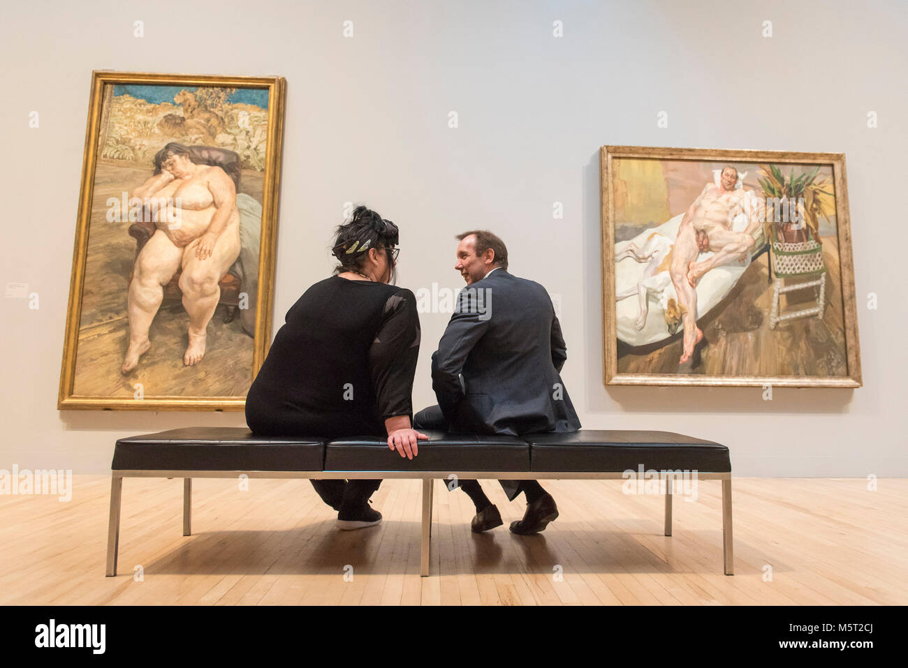 London, Großbritannien. 26. Februar 2018. Sue Tilley und David Dawson mit Gemälden von sich selbst von Lucian Freud (L, R) 'schlafenden durch die Lion Teppich", 1996, und 'David und Eli', 2003-2004. Vorschau von "Allzu menschlich", eine Ausstellung in der Tate Britain, die untersucht, wie die Künstler in Großbritannien die Möglichkeiten von Farbe ausgedehnt haben, um das Leben um Sie herum zu erfassen. Die Ausstellung läuft vom 28. Februar bis 27. August 2018 und umfasst funktioniert selten von Lucian Freud und Francis Bacon. Credit: Stephen Chung/Alamy leben Nachrichten Stockfoto