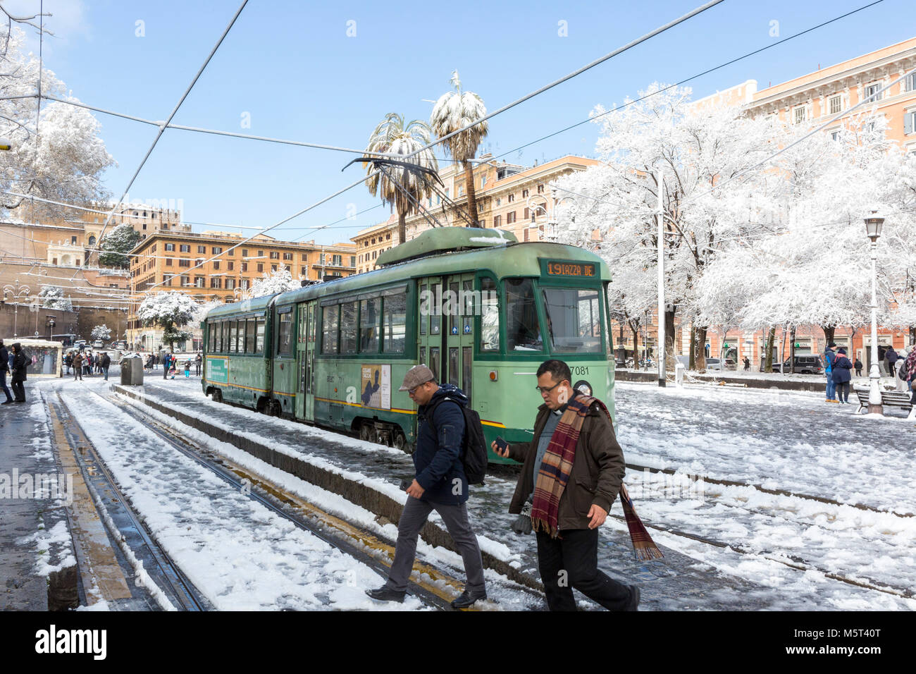 Rom, Italien. 26. Februar, 2018. Eine Straßenbahn steht noch so viel der öffentlichen Transportmittel in Rom wurde wegen schweren Schnee auf Montag Morgen gestoppt. Credit: Stephen Bisgrove/Alamy leben Nachrichten Stockfoto