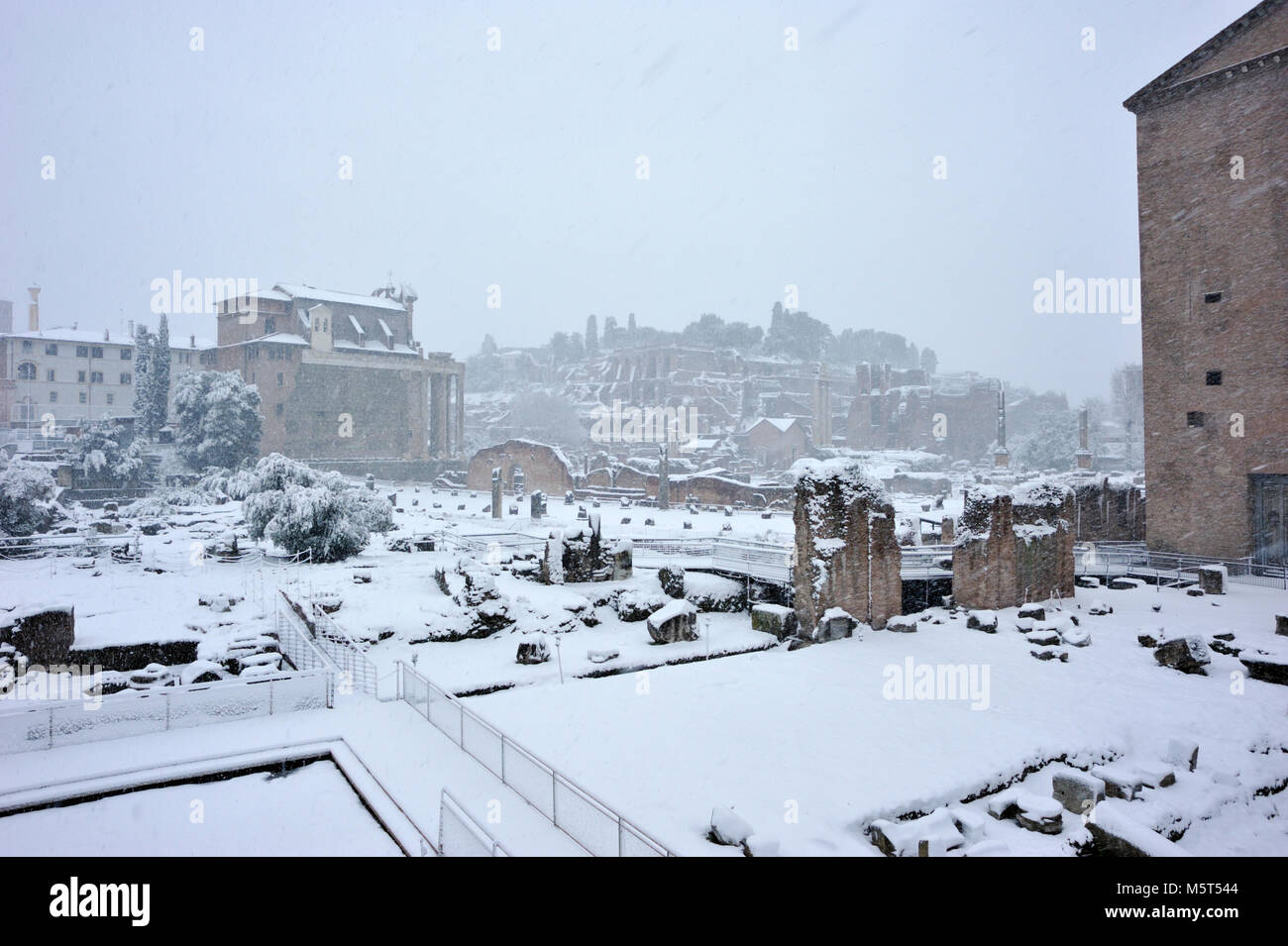 Rom, Italien. 26. Februar, 2018. Schnee im Forum Romanum, Rom. Credit: Vito Arcomano/Alamy leben Nachrichten Stockfoto