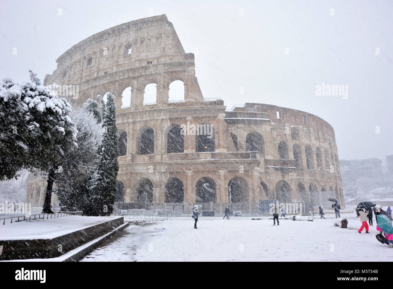 Rom, Italien. 26. Februar, 2018. Schnee in Rom, das Kolosseum. Credit: Vito Arcomano/Alamy leben Nachrichten Stockfoto