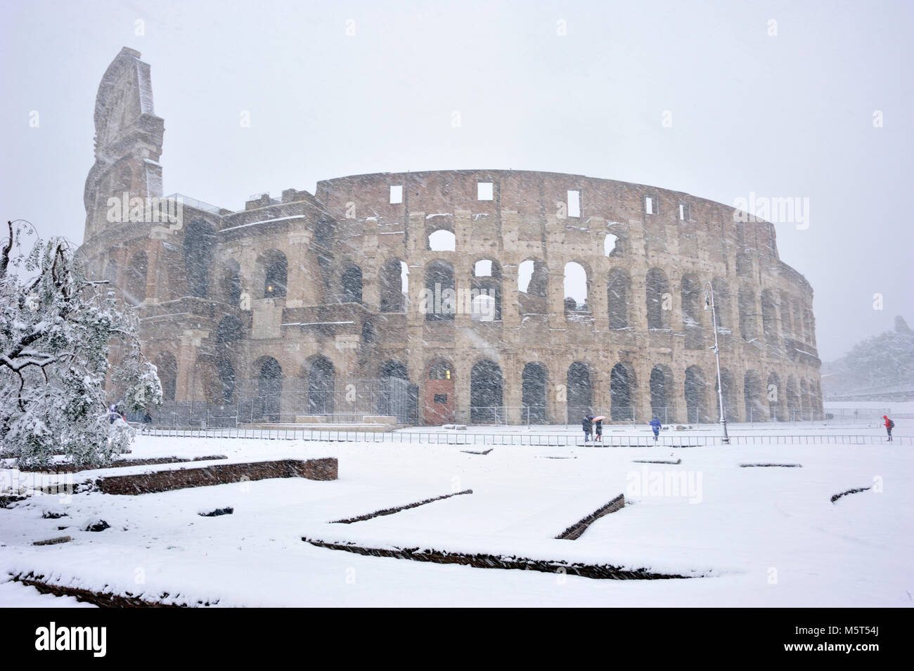 Rom, Italien. 26. Februar, 2018. Schnee in Rom, das Kolosseum. Credit: Vito Arcomano/Alamy leben Nachrichten Stockfoto