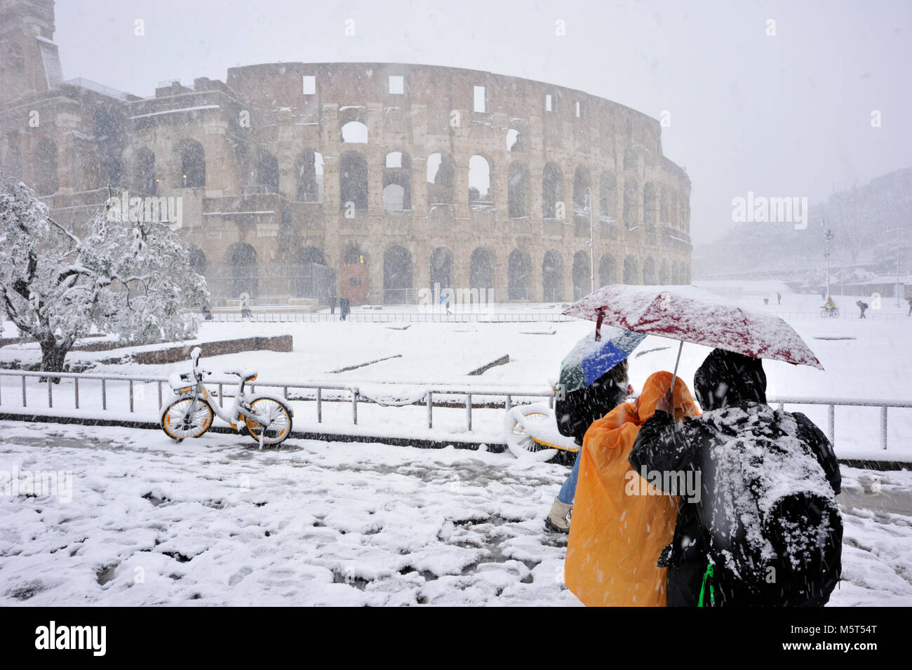 Rom, Italien. 26. Februar, 2018. Schnee in Rom, das Kolosseum. Credit: Vito Arcomano/Alamy leben Nachrichten Stockfoto