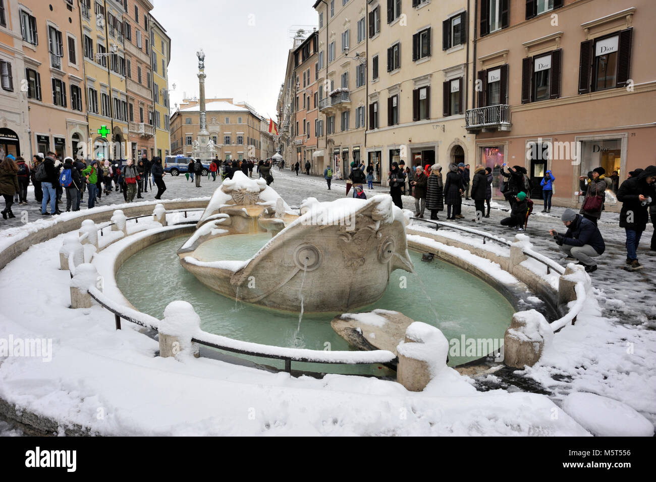 Rom, Italien. 26. Februar, 2018. Schnee in Rom, barcaccia Brunnen, Piazza di Spagna. Credit: Vito Arcomano/Alamy leben Nachrichten Stockfoto