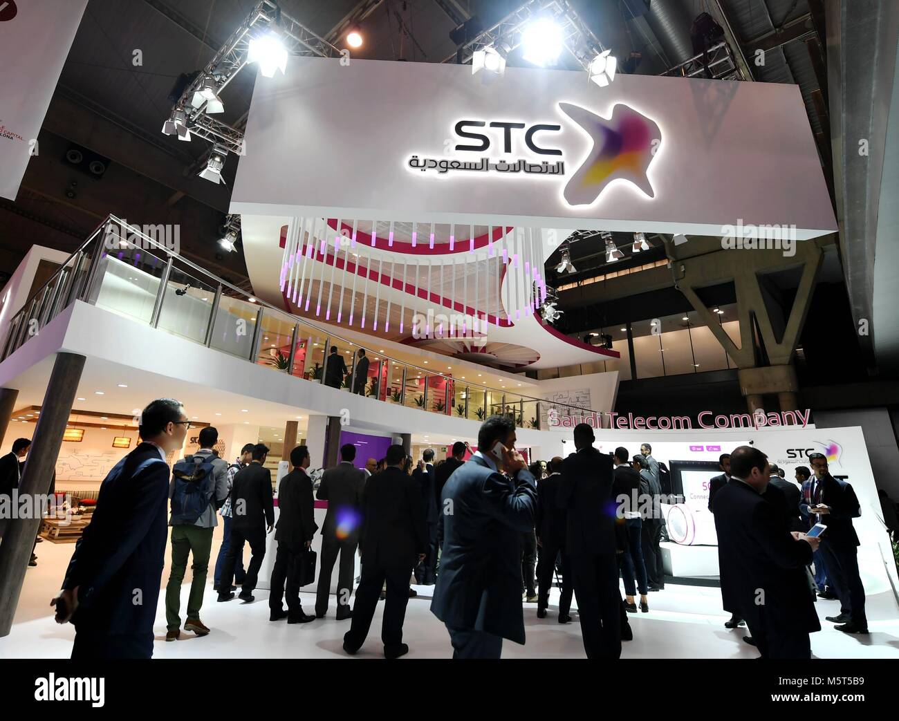 Barcelona, Spanien. 26 Feb, 2018. Menschen besuchen Saudi Telecom Company stand am ersten Tag des Mobile World Congress (MWC) 2018 in Barcelona, Spanien, am 13.02.26., 2018. Die vier - Tag 2018 MWC öffnete seine Türen am Montag. Quelle: Guo Qiuda/Xinhua/Alamy leben Nachrichten Stockfoto