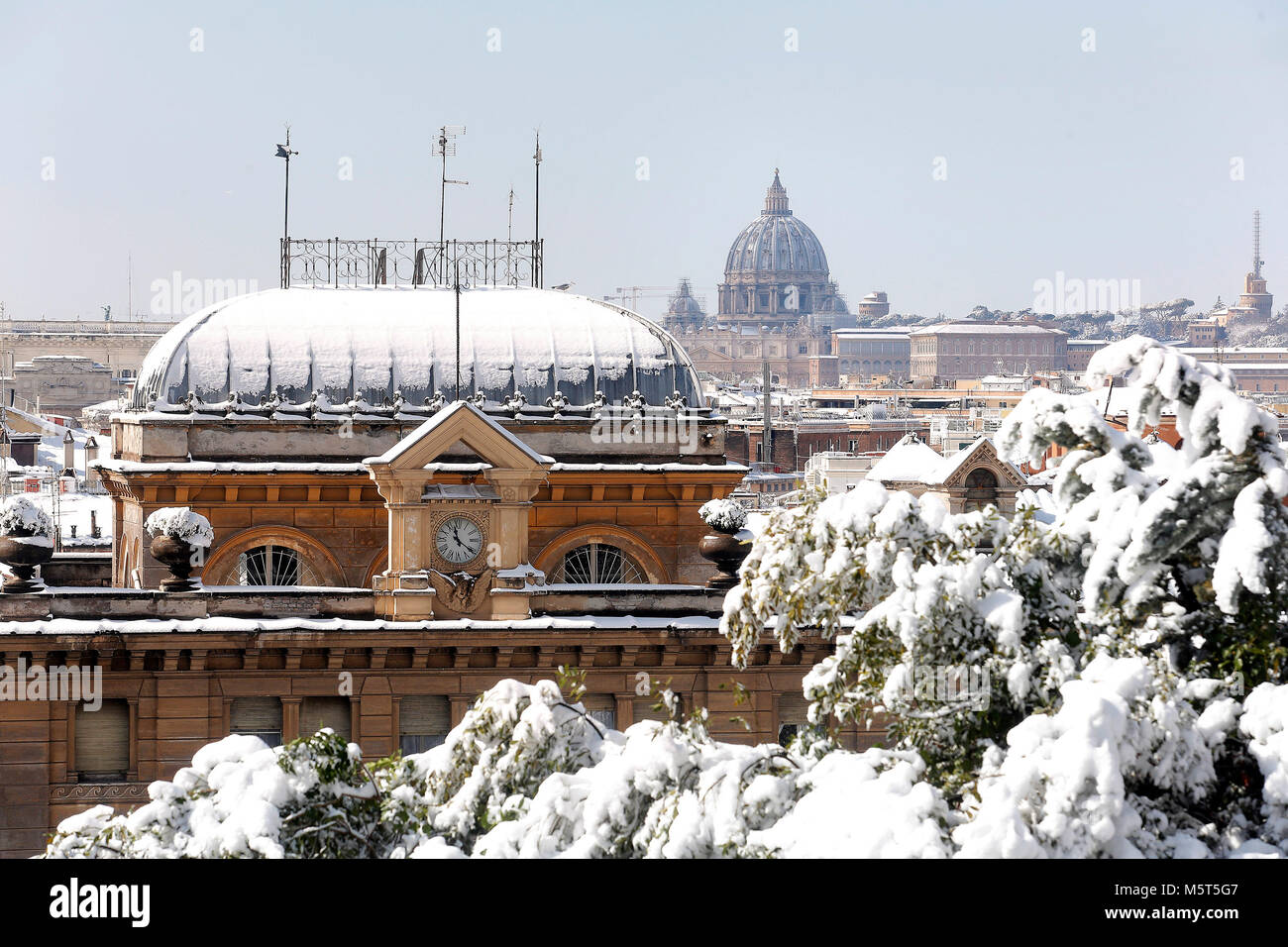 Roma, Italia. 26 Feb, 2018. Allgemeine Ansicht von Rom mit dem Petersdom Roma 26/02/2018. Rom, 26. Februar 2018. Während der Nacht, eine intensive Schneefall bedeckt die Stadt. Foto Samantha Zucchi Insidefoto Credit: insidefoto Srl/Alamy leben Nachrichten Stockfoto