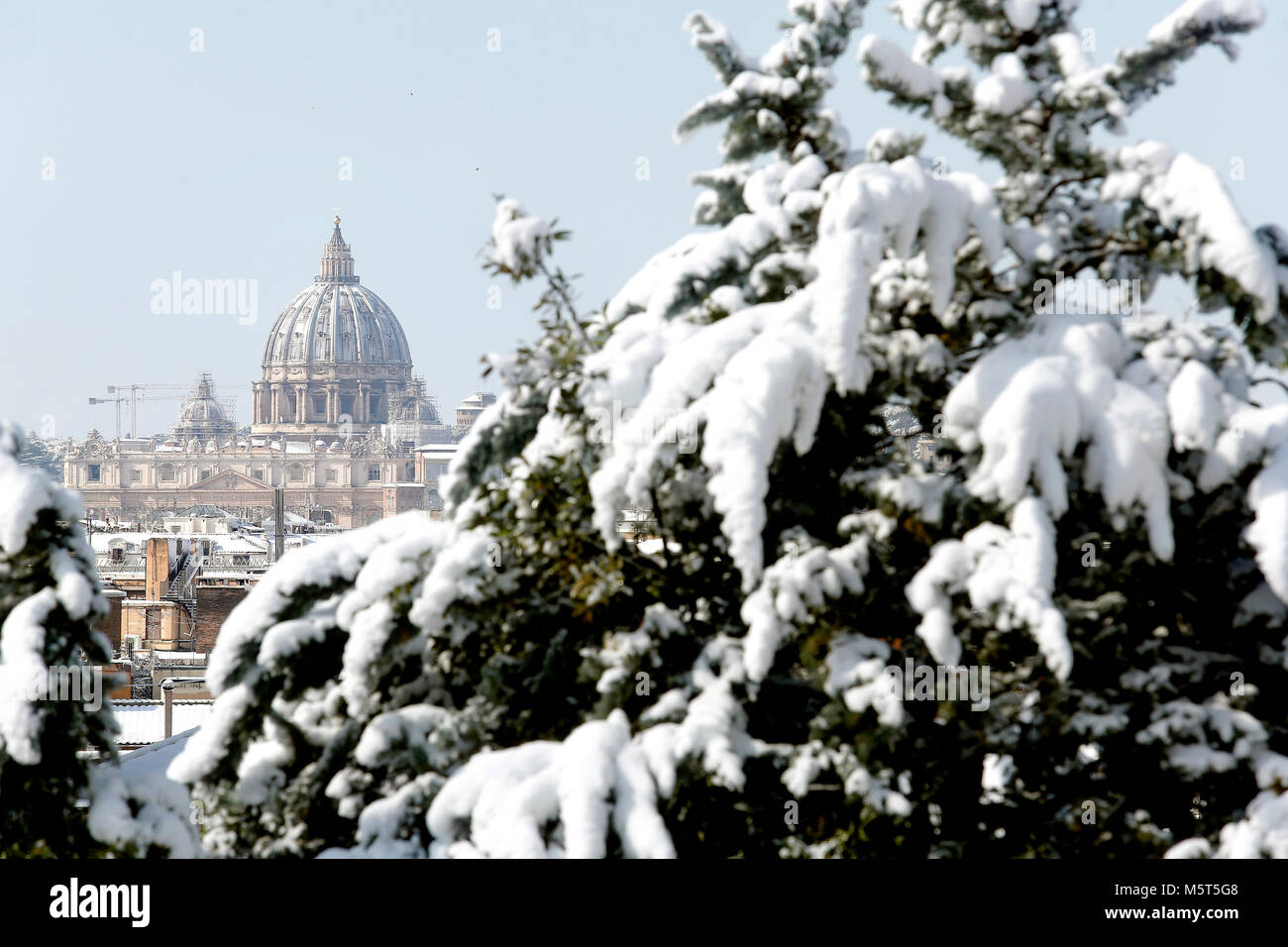 Roma, Italia. 26 Feb, 2018. Allgemeine Ansicht von Rom mit dem Petersdom Roma 26/02/2018. Rom, 26. Februar 2018. Während der Nacht, eine intensive Schneefall bedeckt die Stadt. Foto Samantha Zucchi Insidefoto Credit: insidefoto Srl/Alamy leben Nachrichten Stockfoto