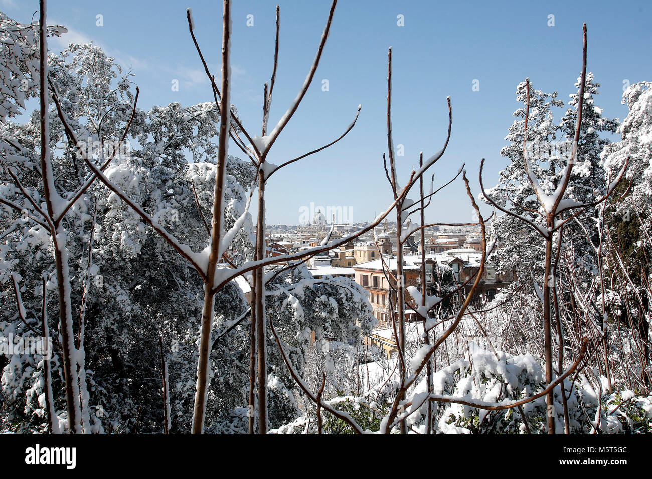 Roma, Italia. 26 Feb, 2018. Allgemeine Ansicht von Rom mit dem Petersdom Roma 26/02/2018. Rom, 26. Februar 2018. Während der Nacht, eine intensive Schneefall bedeckt die Stadt. Foto Samantha Zucchi Insidefoto Credit: insidefoto Srl/Alamy leben Nachrichten Stockfoto