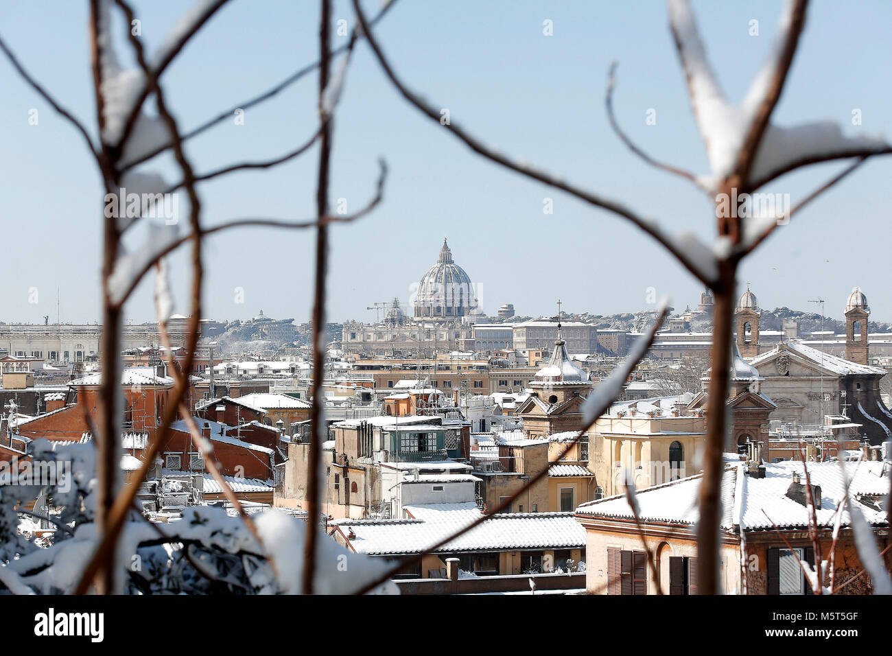 Roma, Italia. 26 Feb, 2018. Allgemeine Ansicht von Rom mit dem Petersdom Roma 26/02/2018. Rom, 26. Februar 2018. Während der Nacht, eine intensive Schneefall bedeckt die Stadt. Foto Samantha Zucchi Insidefoto Credit: insidefoto Srl/Alamy leben Nachrichten Stockfoto