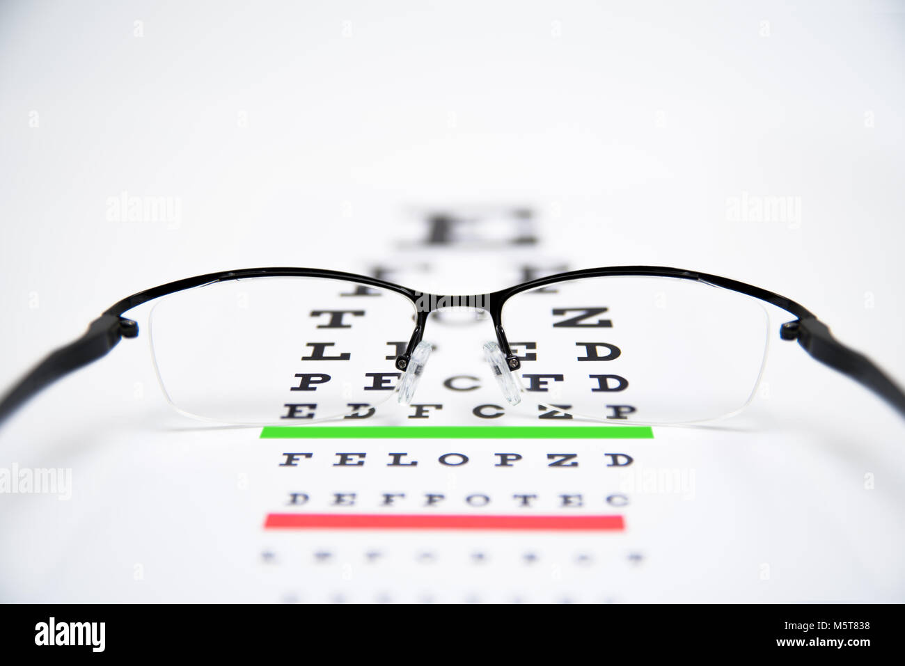 Brillen auf Sehvermögen Test Chart Hintergrund schliessen. Stockfoto