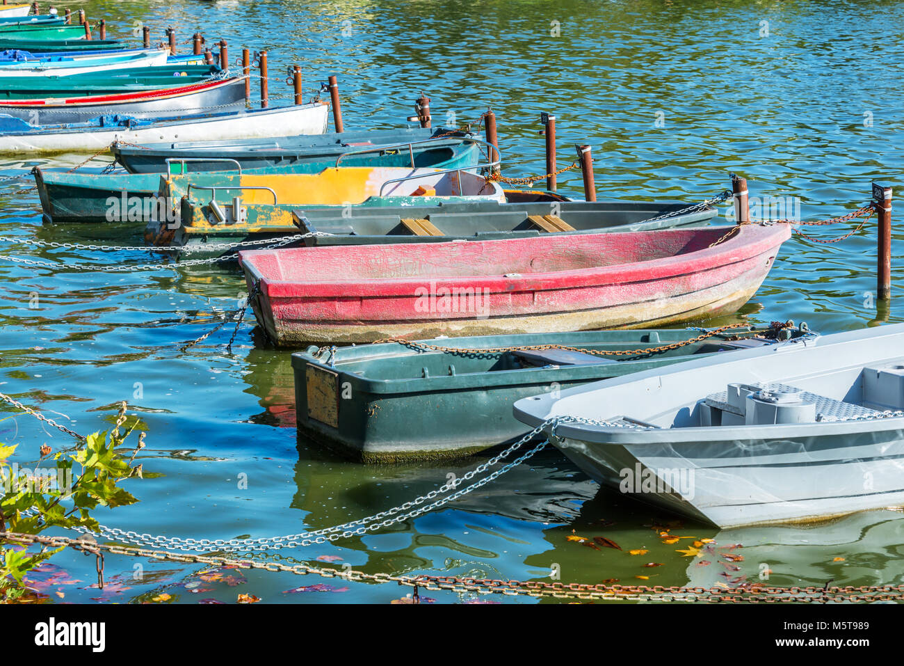 Reihe alter Jahrgang bunte Boote auf dem See von Enghien-les-Bains in der Nähe von Paris, Frankreich Stockfoto