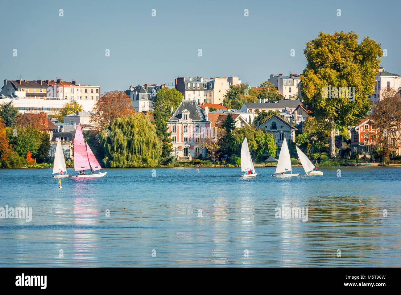 Segelboote auf dem See von Enghien-les-Bains in der Nähe von Paris, Frankreich Stockfoto