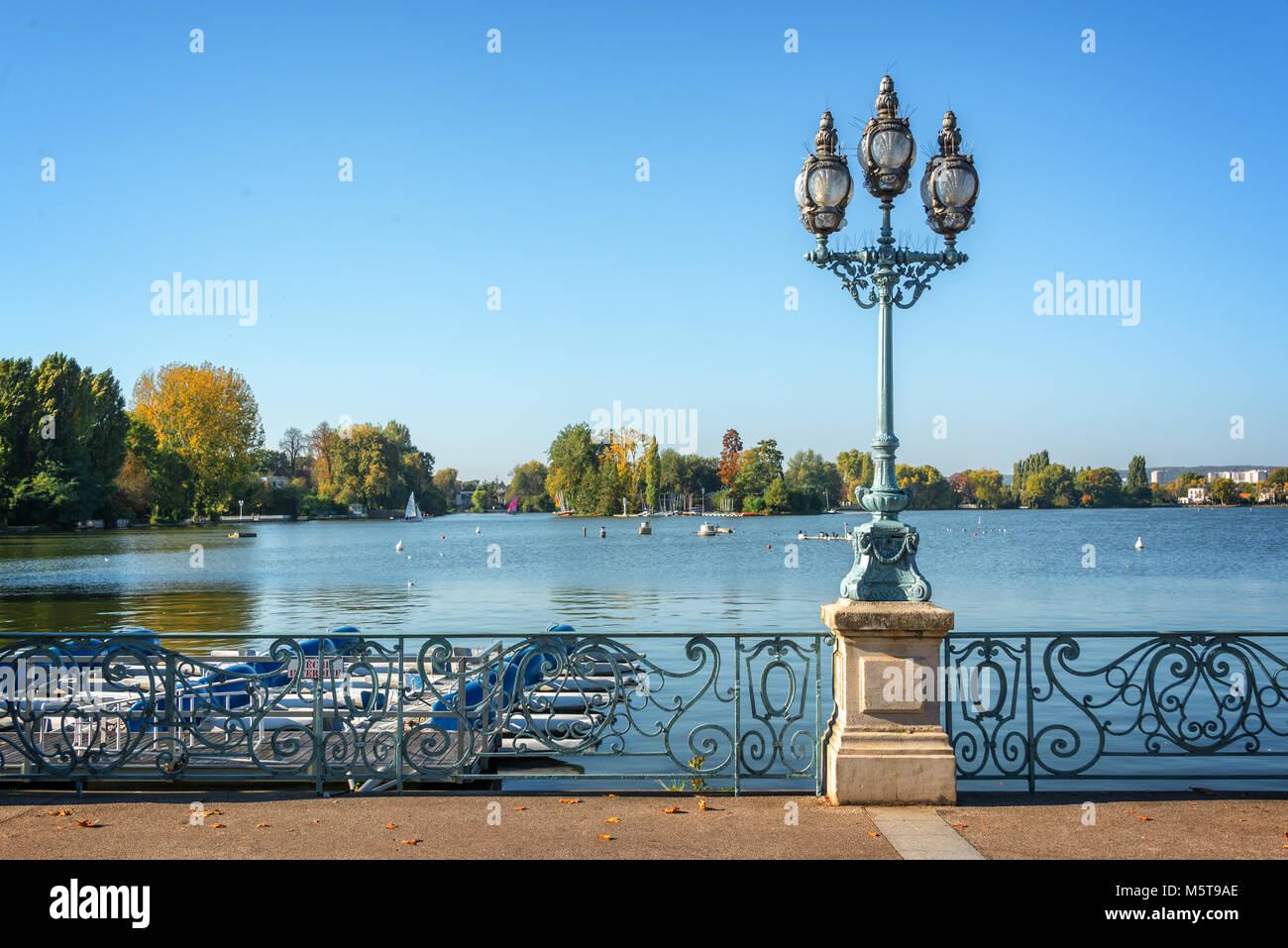 Alte vintage street lamp auf dem See von Enghien-les-Bains in der Nähe von Paris, Frankreich Stockfoto