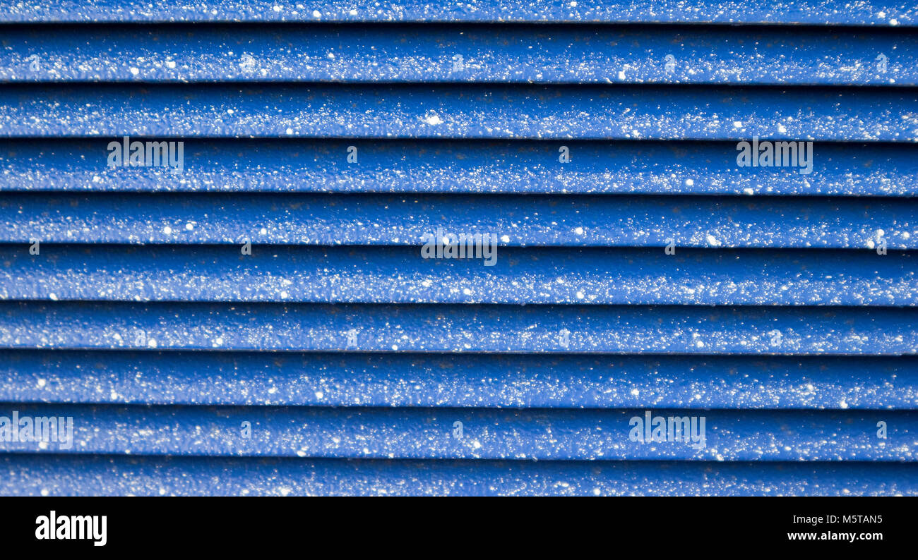 Blau Entlüftung element Nahaufnahme Foto. Außenansicht, Malerei mit einer Menge weißer Tropfen. Stockfoto