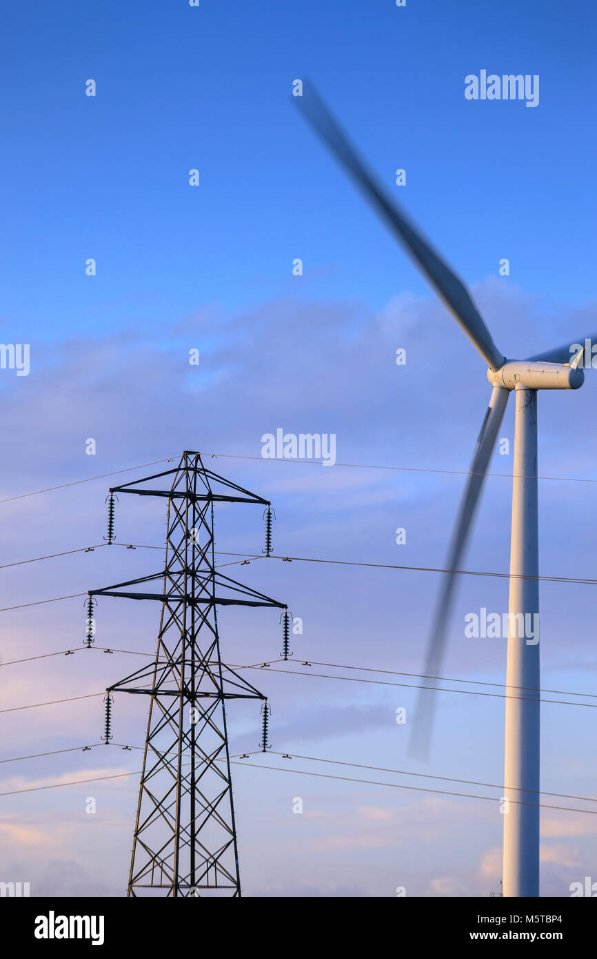 Wind Turbine und Strom pylon Mynydd y Betws Windpark Amman und Swansea Carmarthenshire Tal Neath Port Talbot Wales Stockfoto