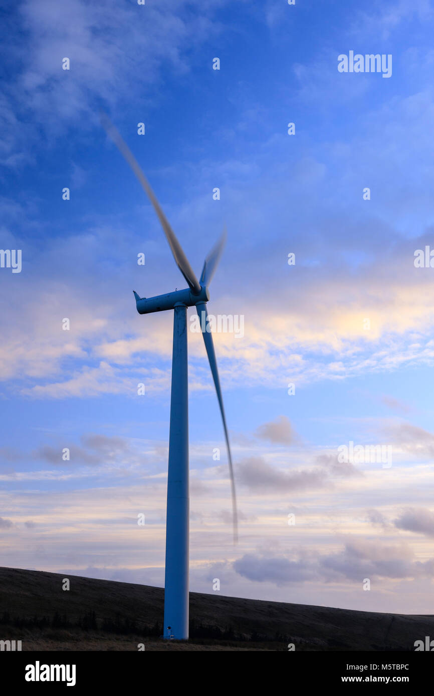 Wind Turbine und Strom pylon Mynydd y Betws Windpark Amman und Swansea Carmarthenshire Tal Neath Port Talbot Wales Stockfoto