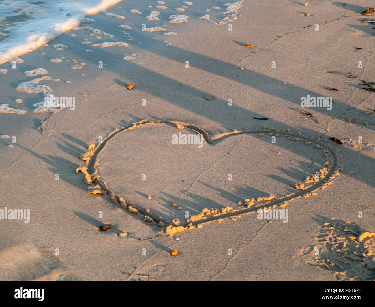 Seashore Herz Im Sand Gezeichnet Ist Von Den Wellen Geloscht Sonnenuntergang Licht Stockfotografie Alamy