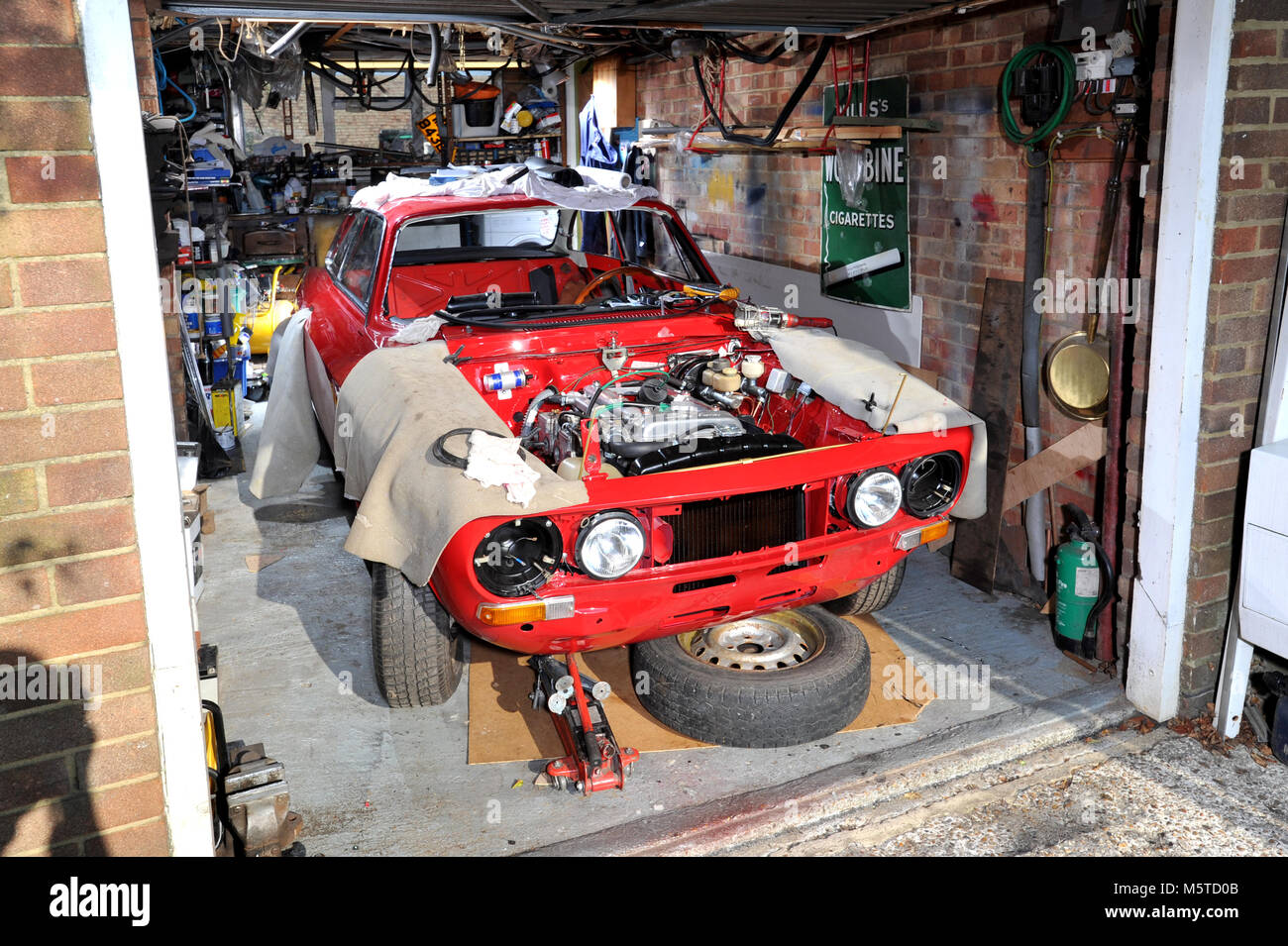 Alfa GTV mit Twin Cam Motor unter Wiederherstellung in einem Haus, Garage Stockfoto
