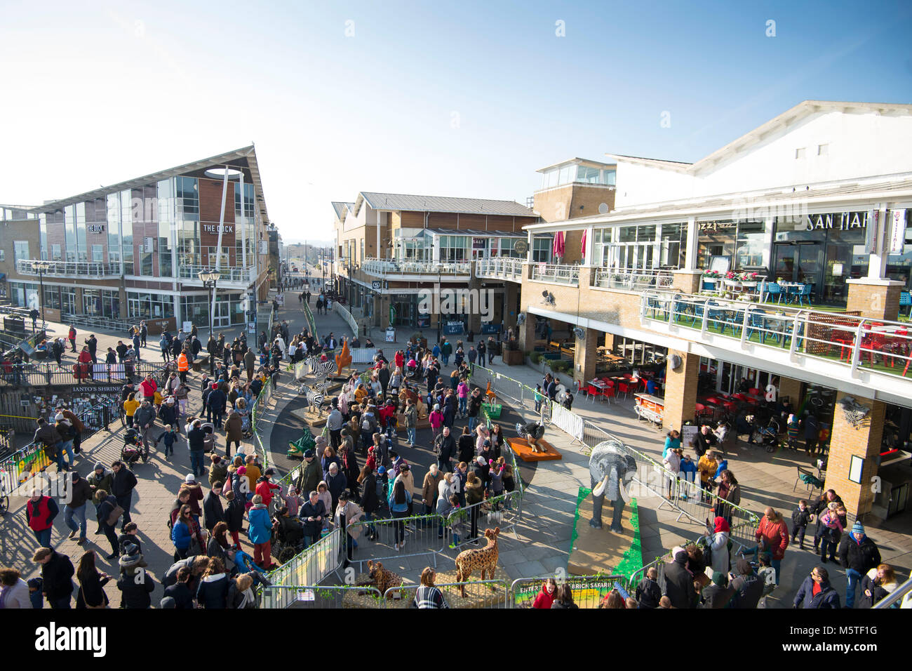 Mermaid Quay in Cardiff Bay, Wales, an einem warmen sonnigen Tag. Stockfoto