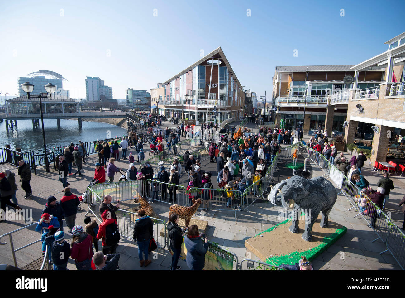 Mermaid Quay in Cardiff Bay, Wales, an einem warmen sonnigen Tag. Stockfoto