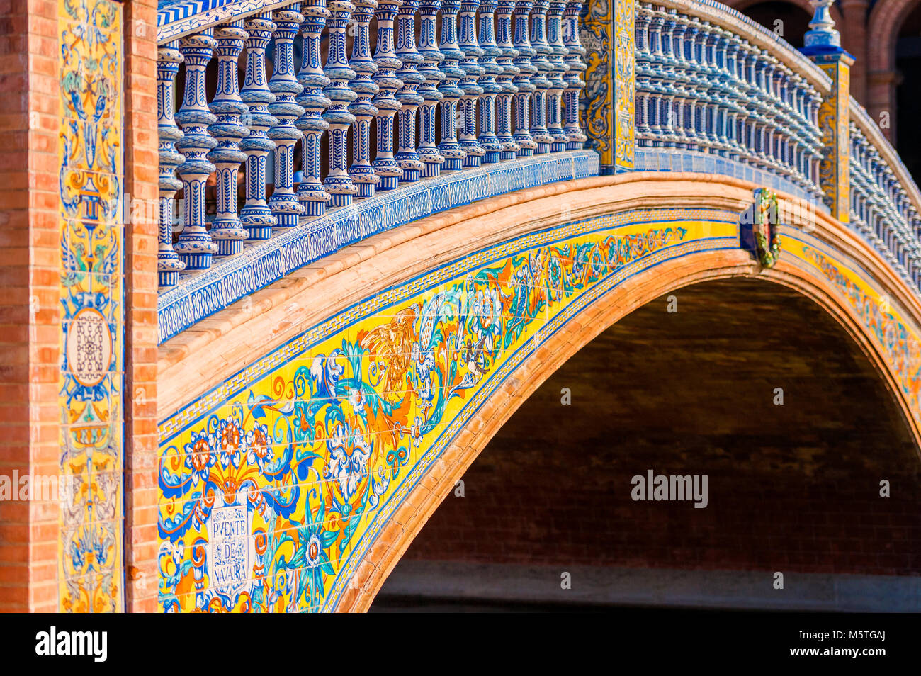 Detail der Fliesen- Brücke auf der Plaza de Espana in Sevilla Spanien Stockfoto