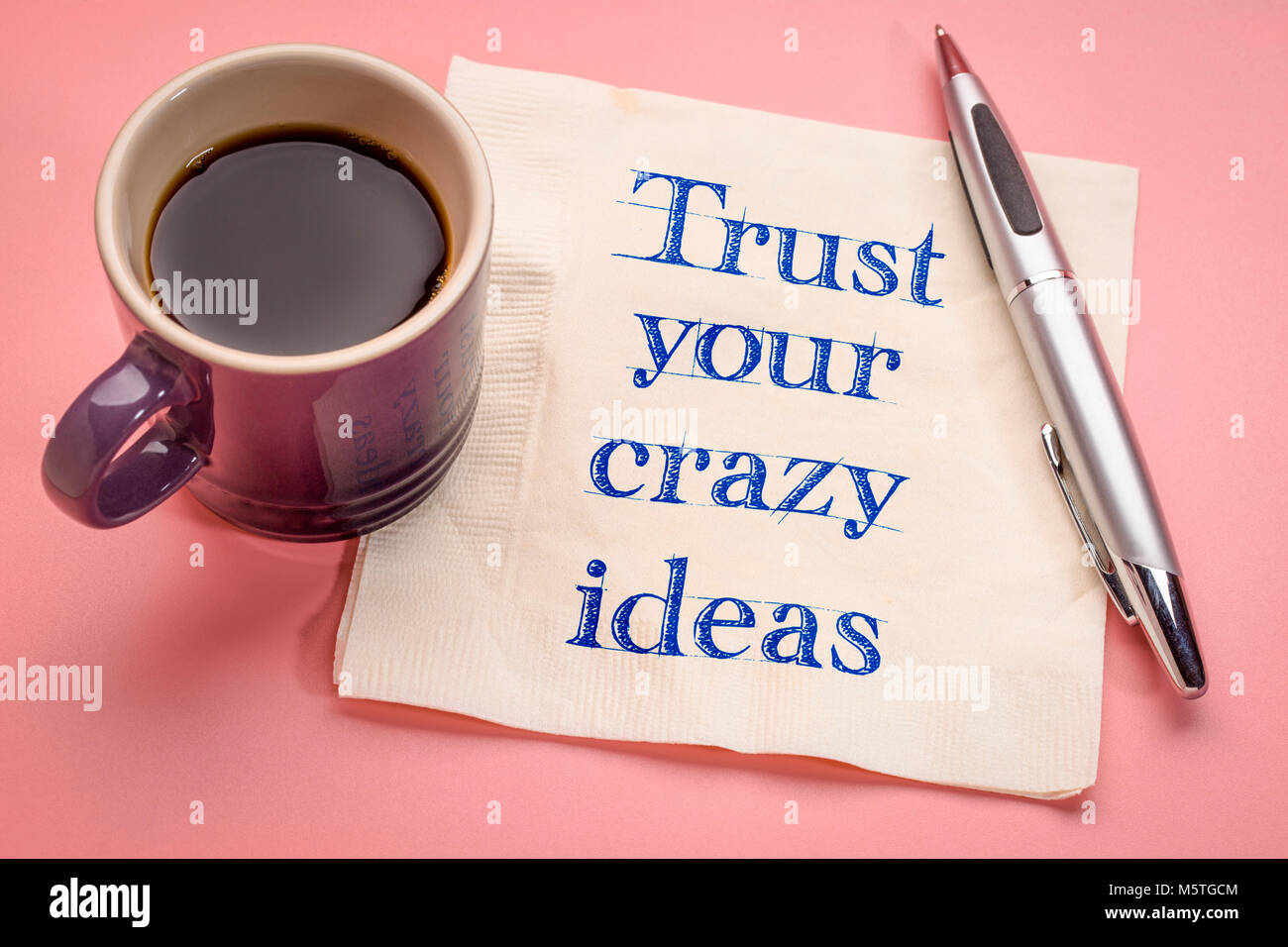 Vertrauen Sie Ihre verrückten Ideen Erinnerung - Handschrift auf einem naokin mit einer Tasse Kaffee Stockfoto