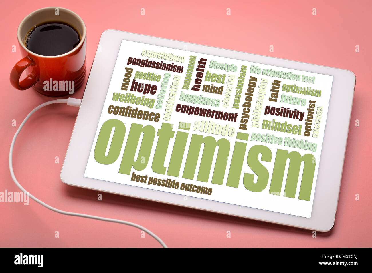 Optimismus-Wortwolke auf digitale Tablett mit einer Tasse Kaffee Stockfoto