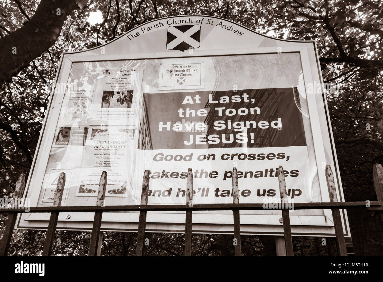 Kirche noticeboard mit Fußball/Jesus Analogie in Newcastle upon Tyne, England. UK. Newcastle United sind wissen Lokal "Toon" Stockfoto