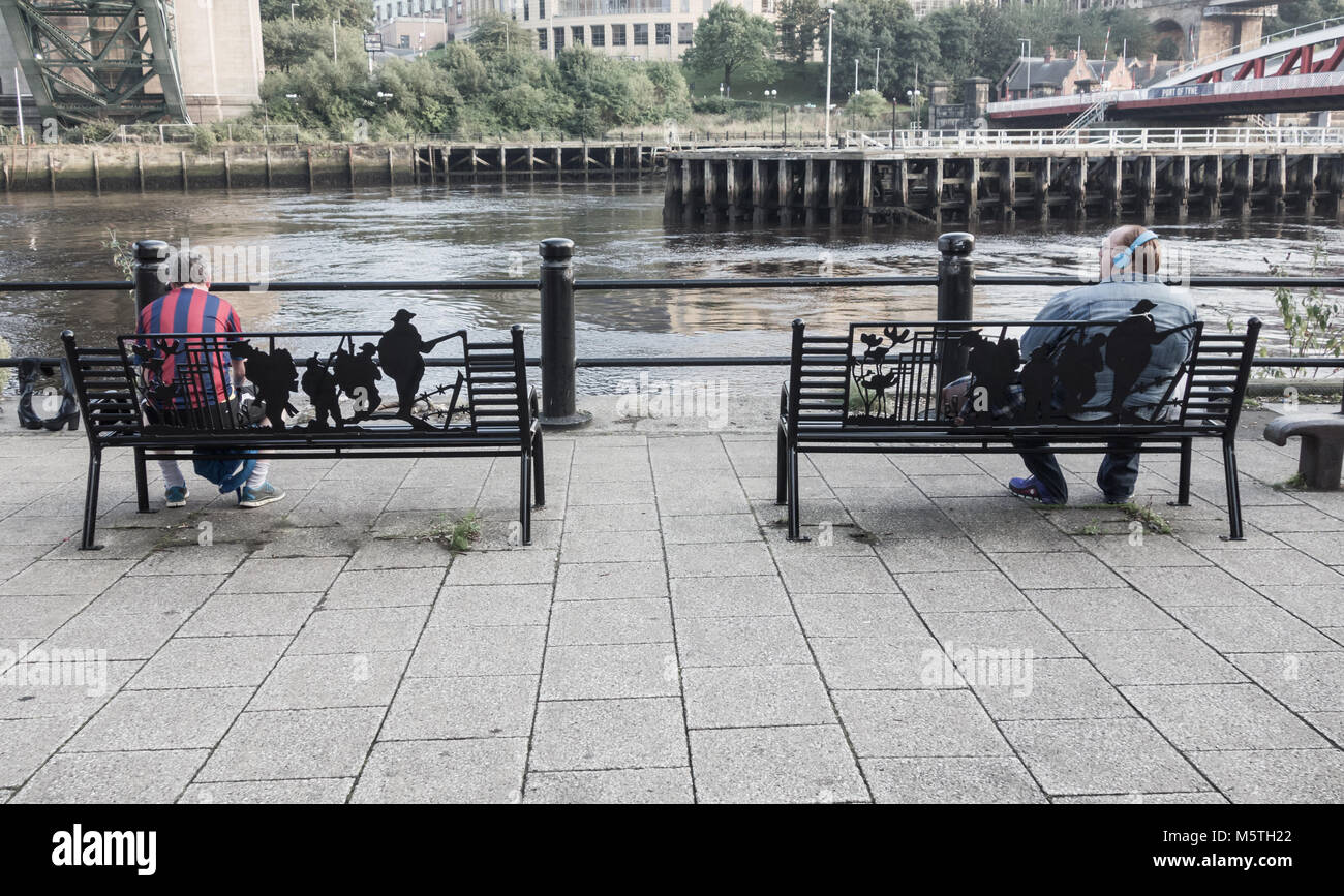 Rückansicht von zwei Männern auf Sitzen mit Blick auf den Fluss. Soziale Distanzierung, Selbstisolation.. Konzept. Stockfoto