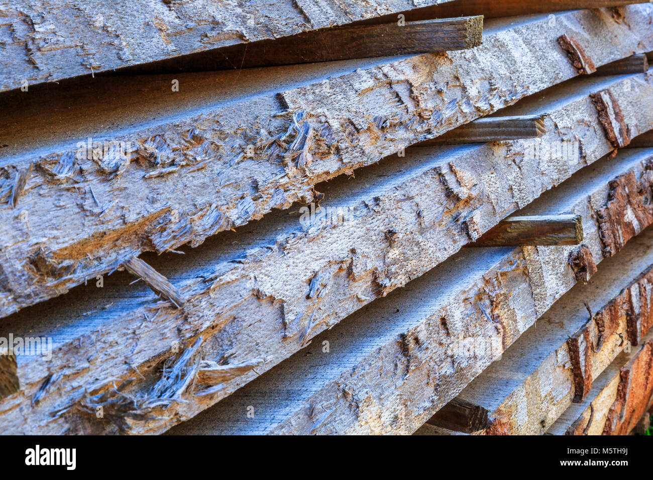 Stapel von Holz Gewürz in der Sonne bereit für den Einsatz in historischen Gebäuden und Projekte. Stockfoto