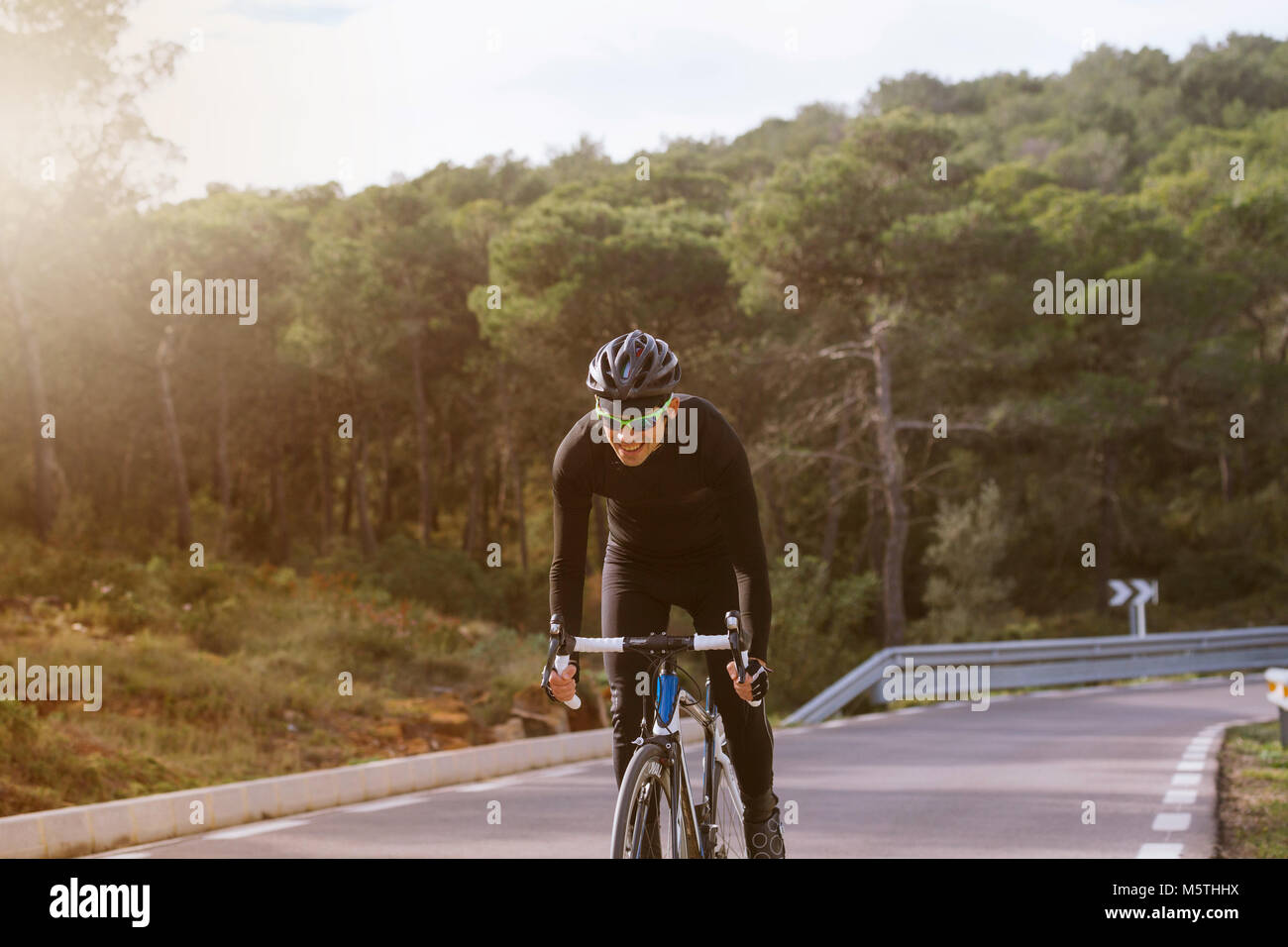 Aufnahme eines männlichen Radfahrer, Reiter einer Landstraße. Triathlet Radfahren auf einem Fahrrad Stockfoto