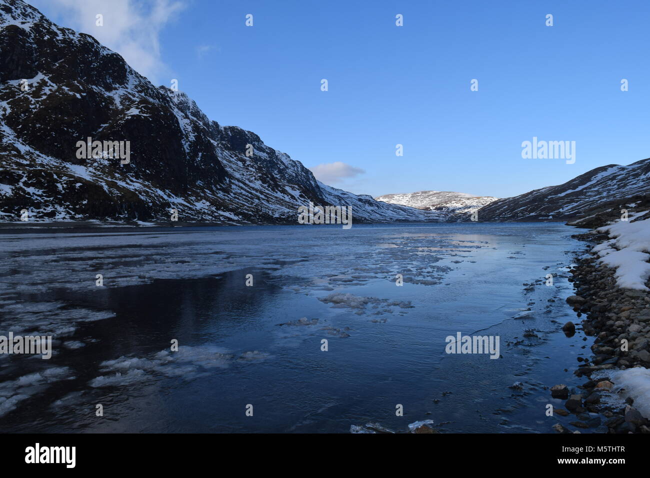 'Ben Rechtsanwälte' 'Ich' des gefrorenen cottish Highlands" "Reservoir ''Scotland "Berge". Stockfoto