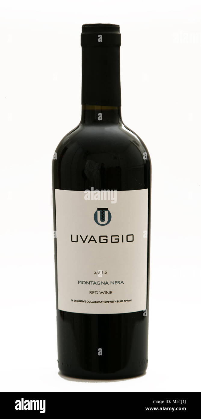 New York, 25. Februar 2018: die Flasche Rotwein Uvaggio auf weißem Hintergrund. Stockfoto
