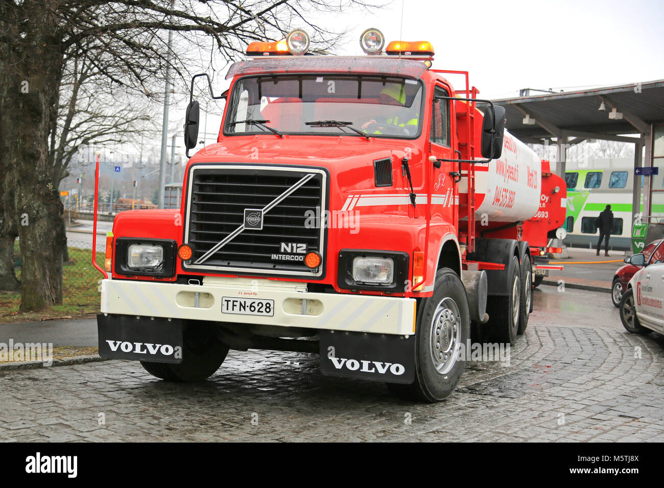 SALO, Finnland - 12 April 2015: Volvo N12 Tankwagen Jahr 1988 für industrielles Waschen Services verwendet werden. Der Wasserbehälter hat eine Kapazität von 15.000 Liter. Stockfoto