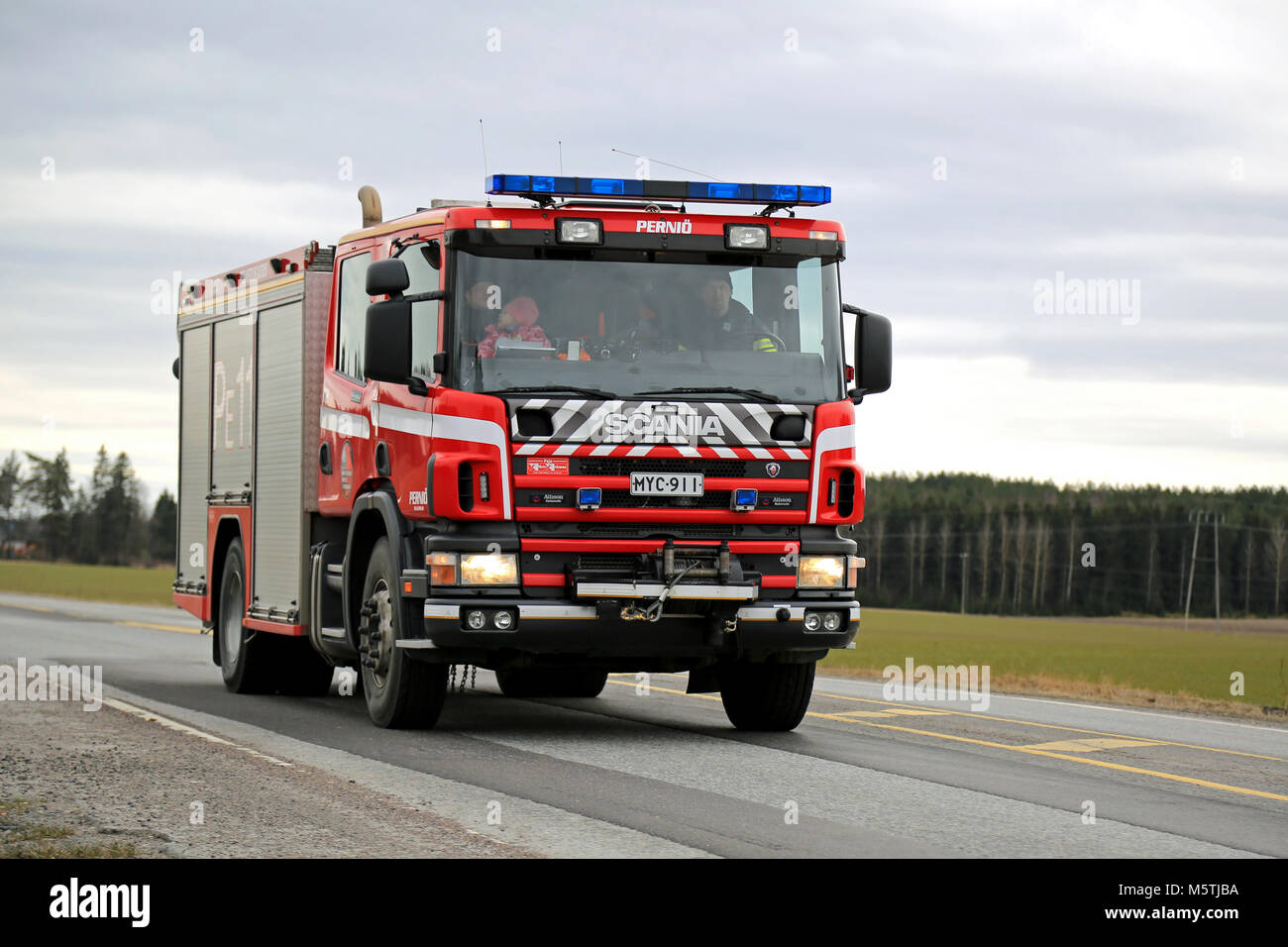 SALO, Finnland - 22. MÄRZ 2015: Scania Lkw Brand auf der Autobahn 52. Ein traditionelles Scania Wasser-Rettung Ausschreibung wird in der Regel in einem 4x2 oder 4x4 Konfiguration gebaut Stockfoto