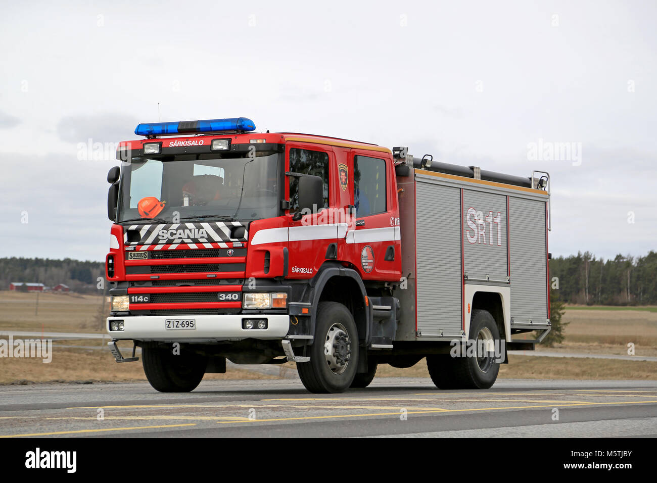 SALO, Finnland - 22. MÄRZ 2015: Scania 114C340 Fire Truck bewegt sich entlang der Autobahn 52. Scania Löschfahrzeuge wurden von finnischen Feuerwehren für o verwendet. Stockfoto