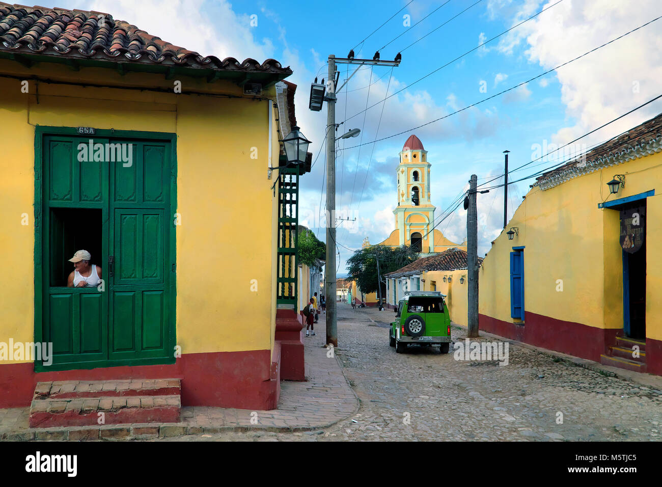 Gepflasterten Straße hinunter nach San Francisco De Asis Kirche, Trinidad, Kuba Stockfoto