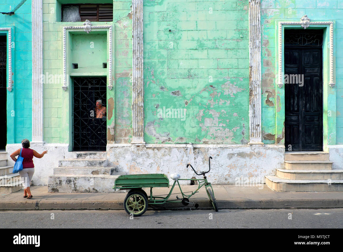 Der Cuba Street Szene mit einer verfallenden Haus, Camagüey, Kuba Stockfoto