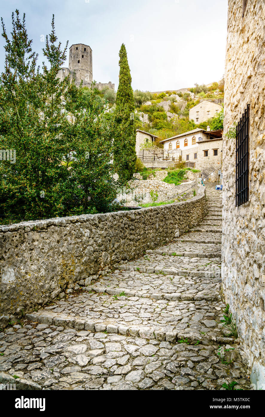 Mittelalterliche Straße mit Kopfsteinpflaster in einem kleinen bosnischen Stadt Pocitelj Stockfoto