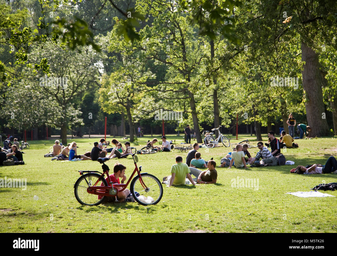 Wetter im Frühling zieht Tausende von Menschen in Amsterdam Vondelpark. Stockfoto