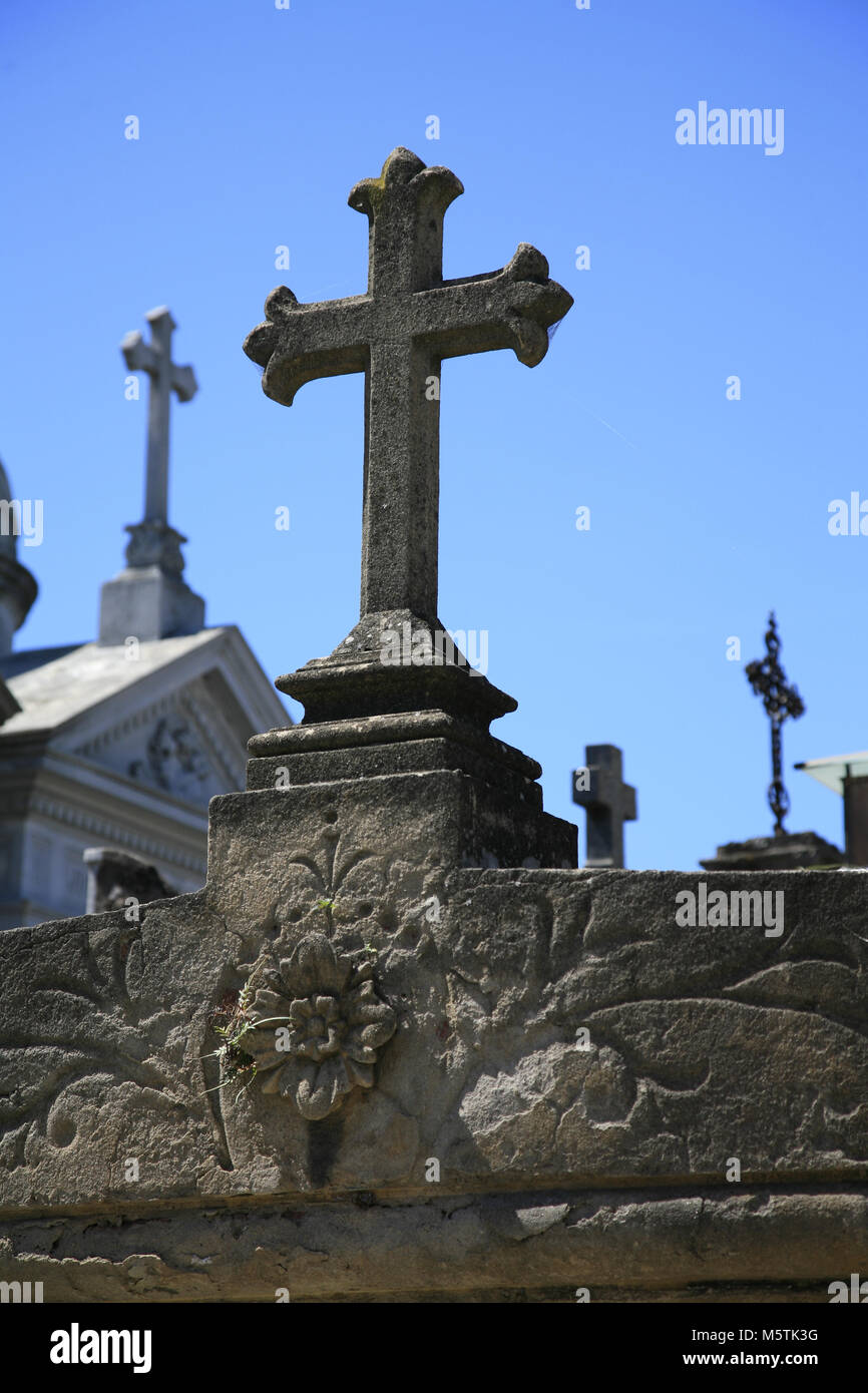 September 29, 2006, BUENOS AIRES, ARGENTINIEN; turmhohe Monumente der Gräber von wohlhabenden Familien in der cementerio de la Recoleta in Buenos Aires kennzeichnen, Stockfoto