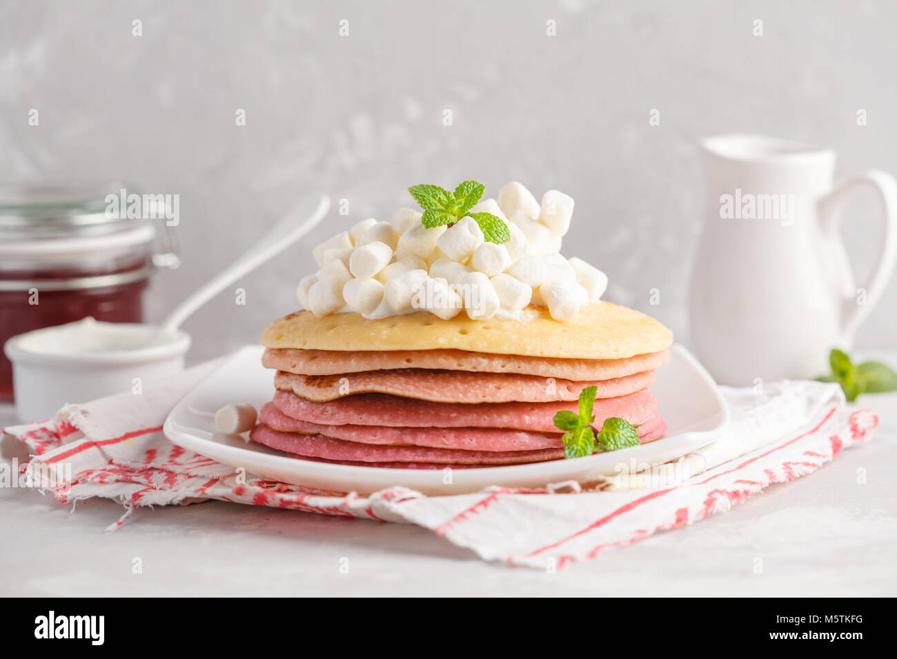 Stapel von Rosa ombre Pfannkuchen mit Marshmallow. Frühstück Hintergrund, kopieren. Stockfoto