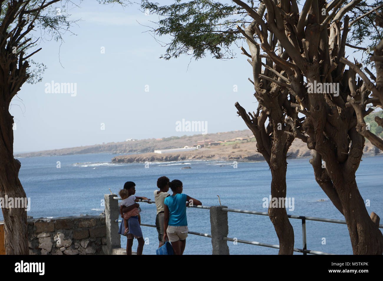 Die Leute, die auf der Suche am Strand, Cidade Velha, Santiago, Cape Verde Stockfoto